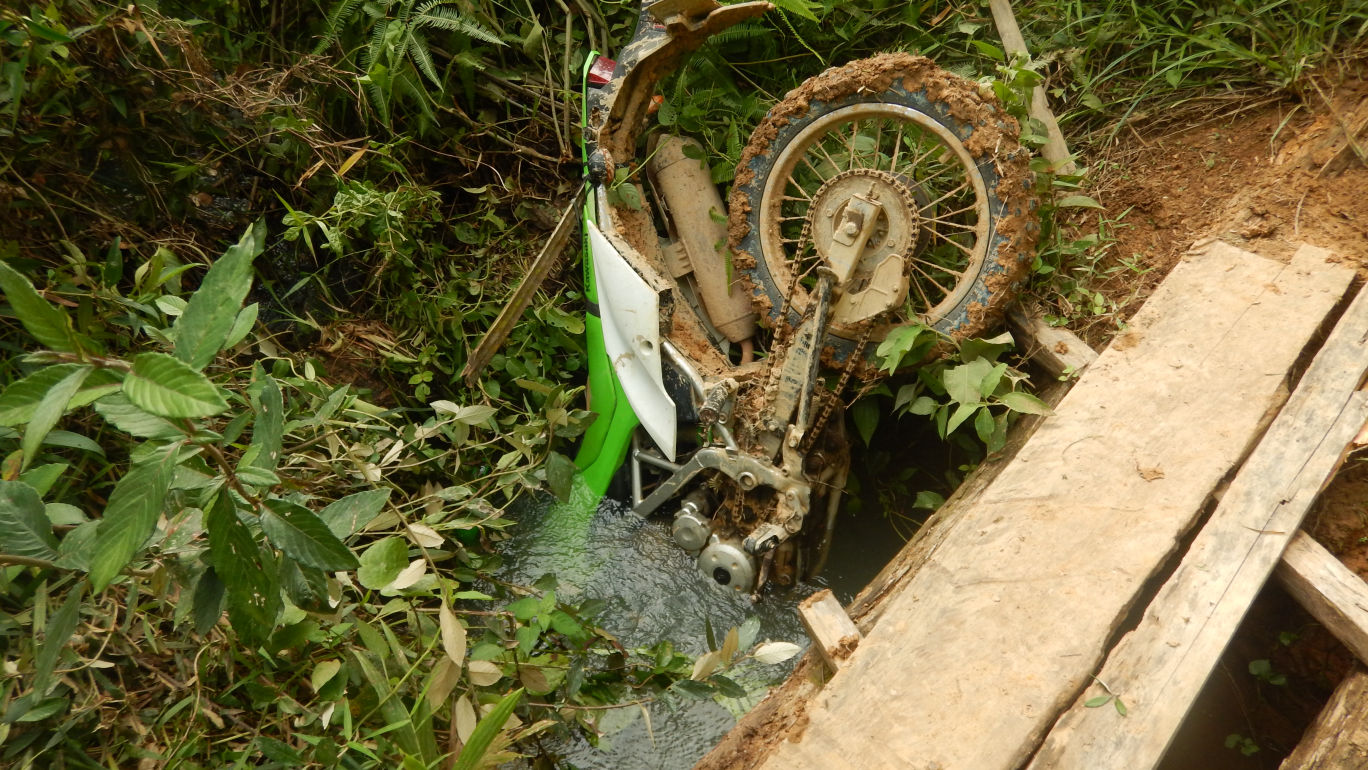 Ein Motorrad ist von einer selbstgebauten Brücke in einen Fluss gefallen
