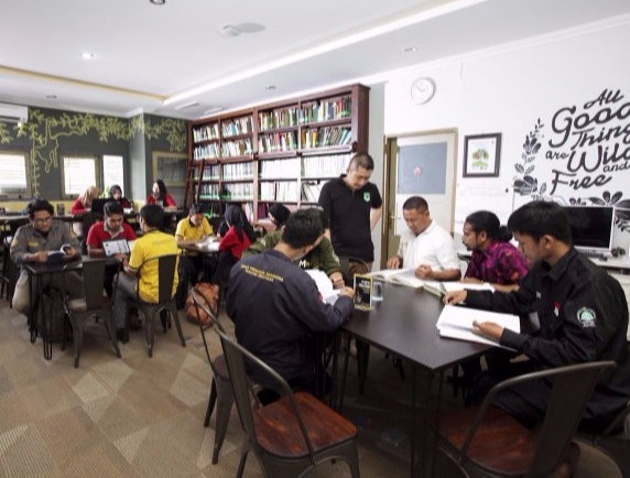 Angehende Naturschützer und Elefantenschützer während eines Kurses im Wildlife Conservation Centre