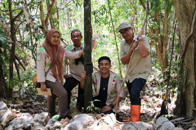 Mitglieder des Wildlife Conservation Centre beim aufstellen von Kamerafallen