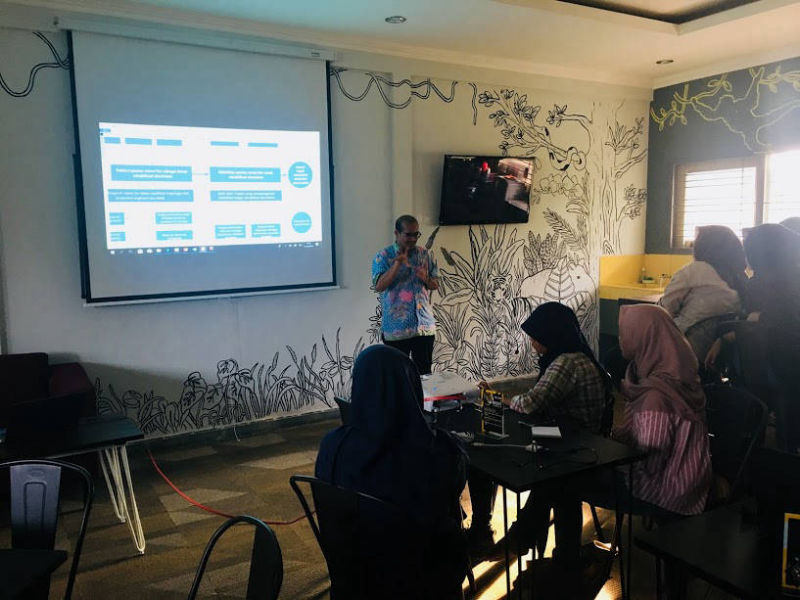 Dr. Sena beim Unterricht im Wildlife Conservation Centre