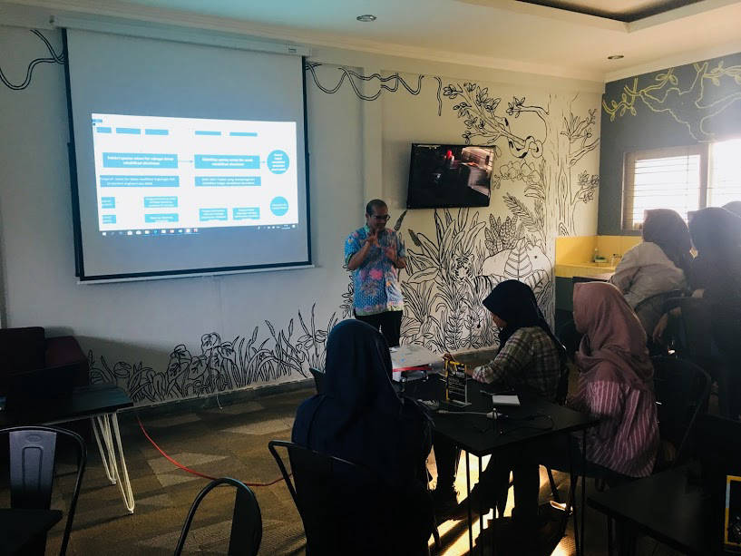 Dr. Sena beim Unterricht im Wildlife Conservation Centre